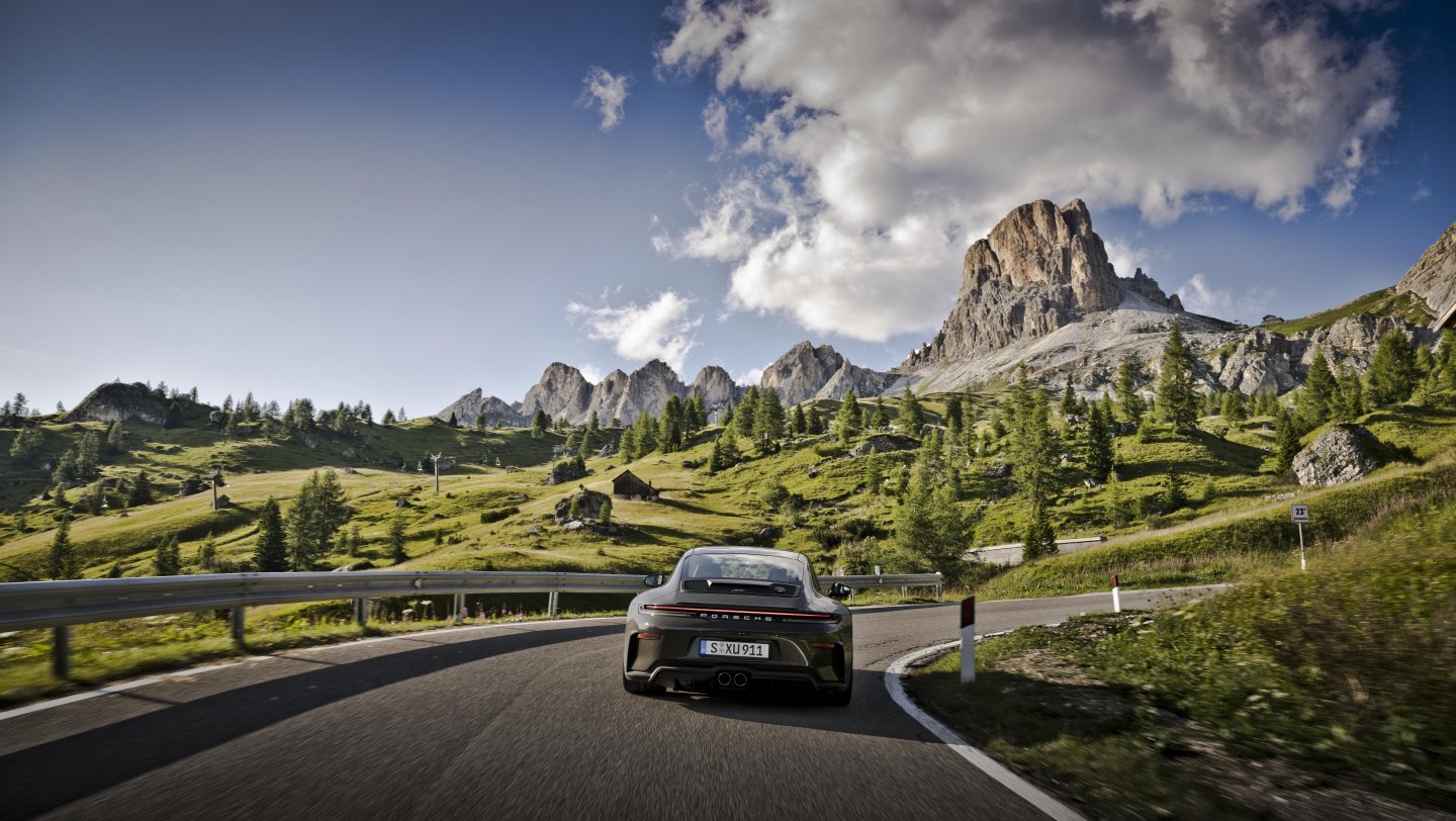 Porsche uvádza novú trhovú edíciu 911 GT3 Bergsport pre zákazníkov v Rakúsku, Francúzsku, Taliansku a Švajčiarsku. Špeciál má dizajn inšpirovaný Alpami, prvky z programu Exclusive Manufaktur, manuálnu šesťstupňovú prevodovku a premiéru na Arosa ClassicCar 4. septembra 2026.