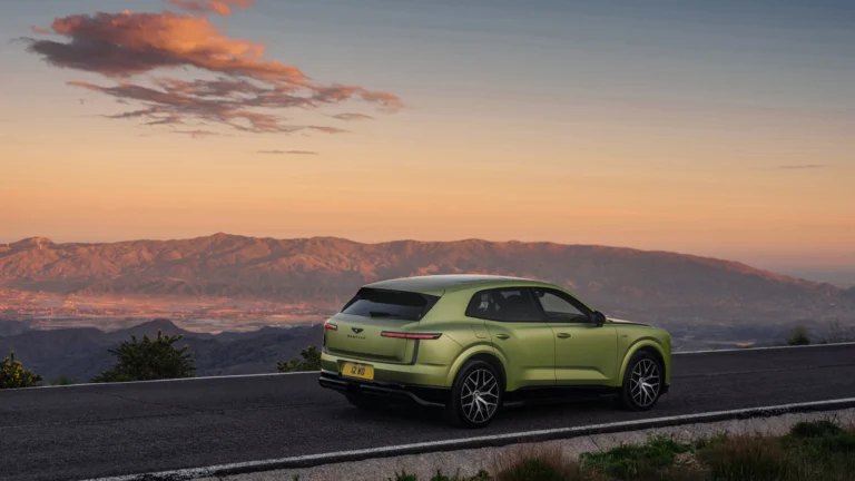 Bentley predstavil Torcal ako svoj štvrtý modelový rad a zároveň prvý model s čisto elektrickým pohonom. Novinka prichádza vo verziách Core a S, ponúka výkon až 888 koní, dojazd do 600 km a viaceré nové prvky v podvozku, interiéri aj výbave.