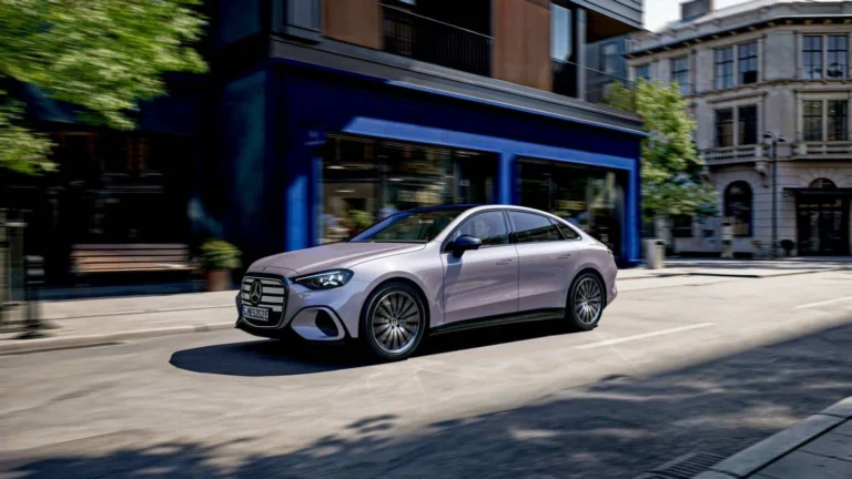 Mercedes-Benz rozširuje elektrickú Triedu C o model C 300 4MATIC s dojazdom až 690 km