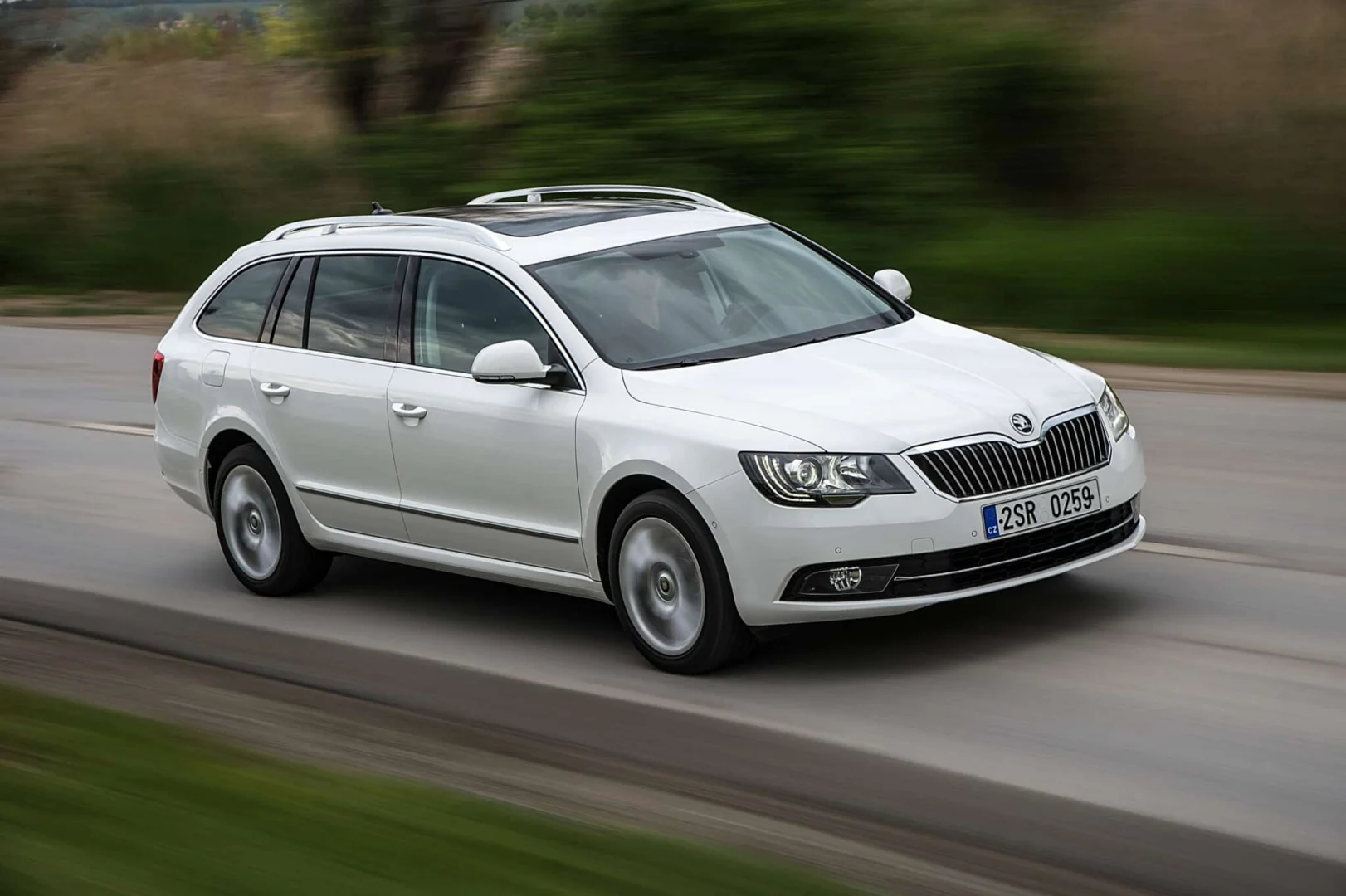 Škoda Superb oslavuje 25 rokov od svetovej premiéry a ponúka najširšiu paletu pohonov v histórii