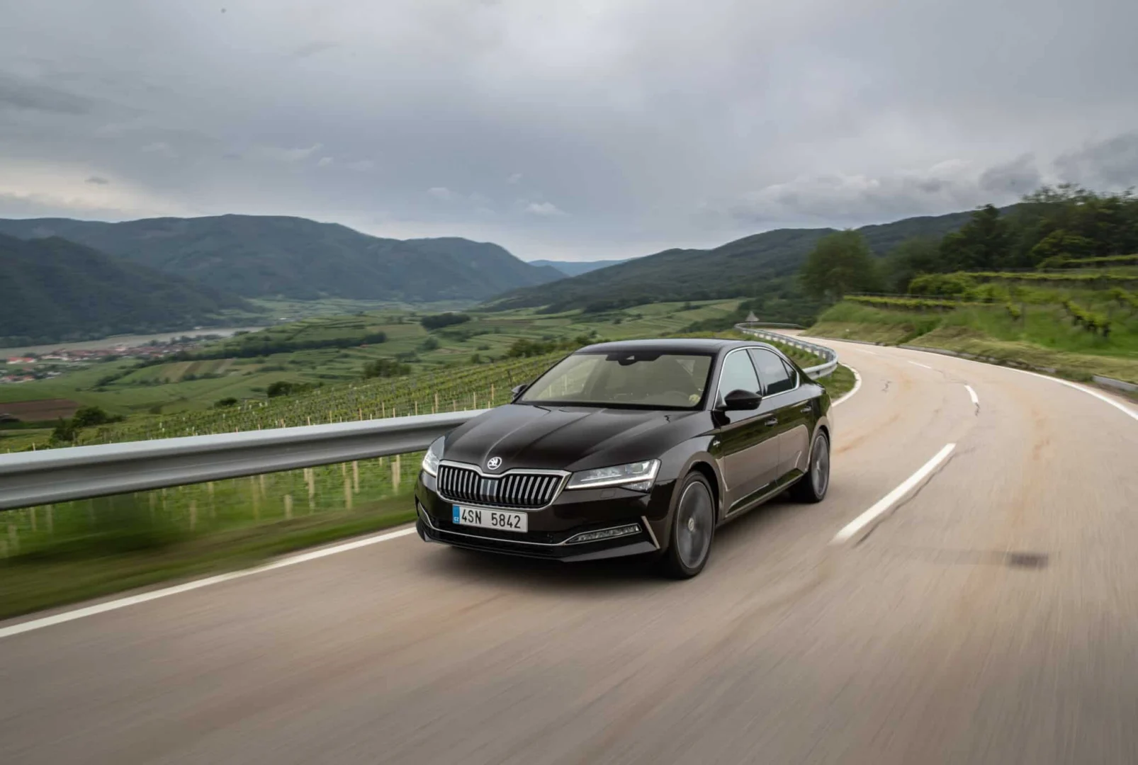 Škoda Superb oslavuje 25 rokov od svetovej premiéry a ponúka najširšiu paletu pohonov v histórii