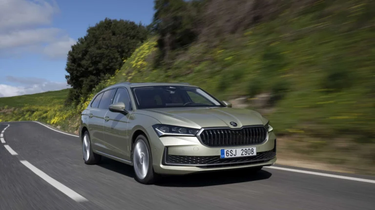 Škoda Superb oslavuje 25 rokov od svetovej premiéry a ponúka najširšiu paletu pohonov v histórii