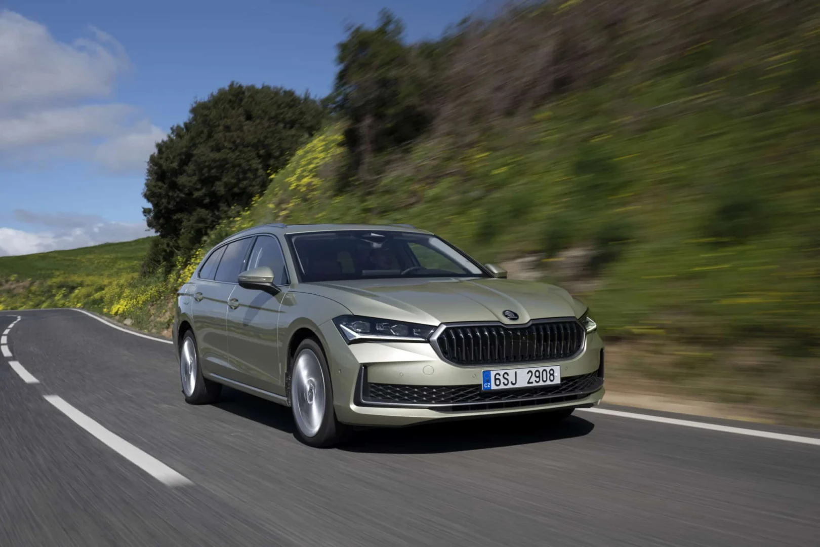 Škoda Superb oslavuje 25 rokov od svetovej premiéry a ponúka najširšiu paletu pohonov v histórii