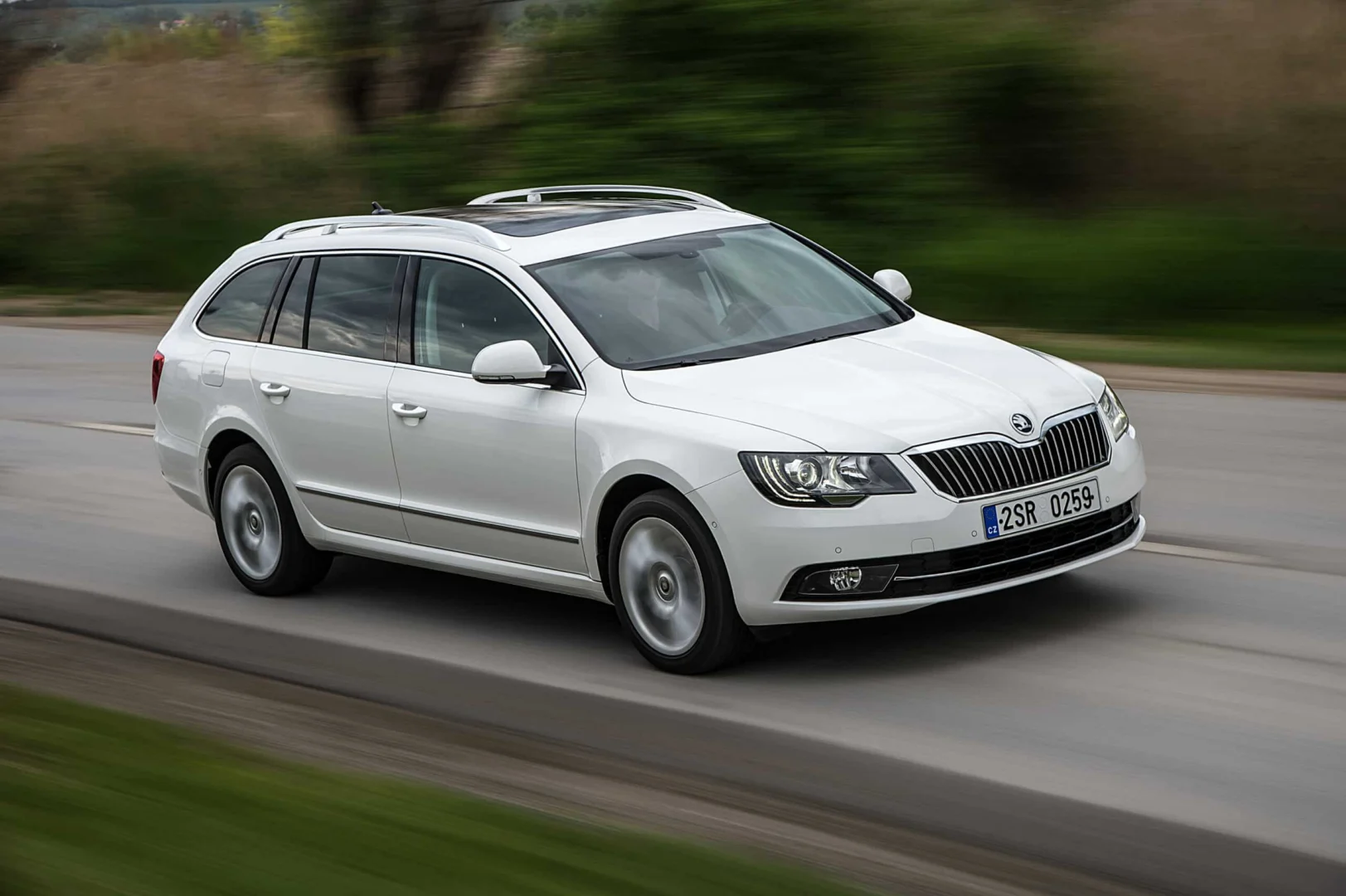 Škoda Superb oslavuje 25 rokov od svetovej premiéry a ponúka najširšiu paletu pohonov v histórii