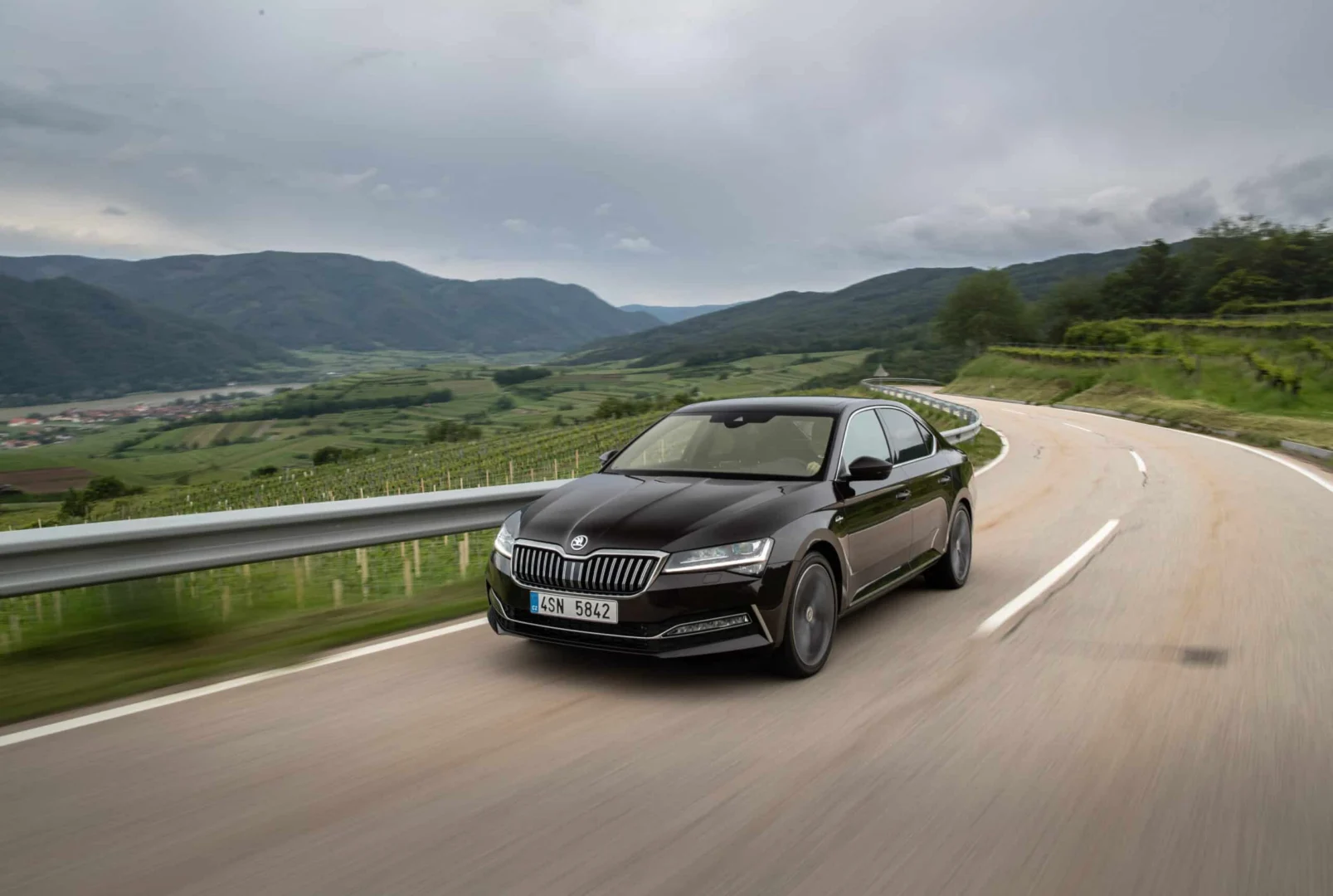 Škoda Superb oslavuje 25 rokov od svetovej premiéry a ponúka najširšiu paletu pohonov v histórii