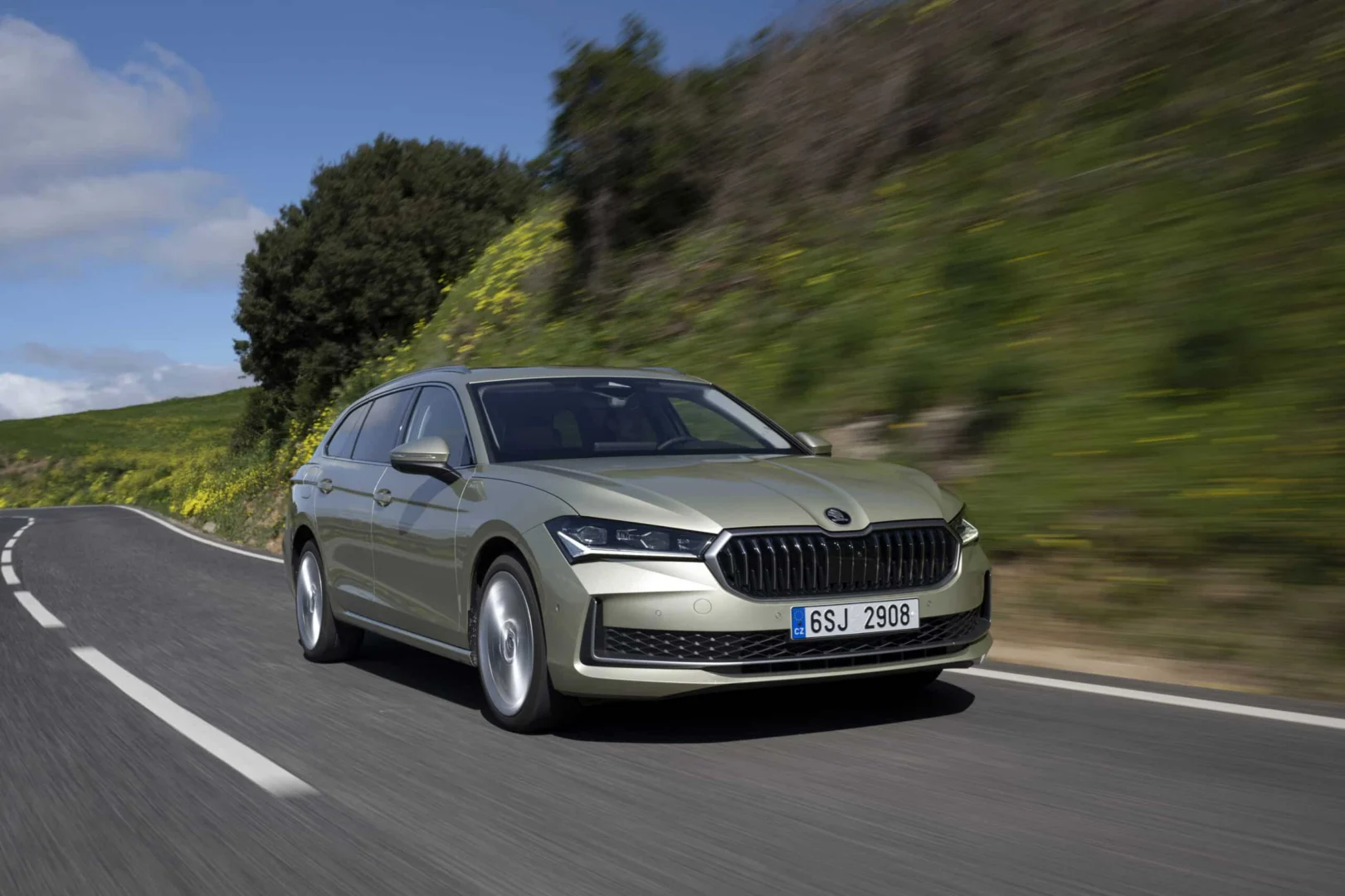 Škoda Superb oslavuje 25 rokov od svetovej premiéry a ponúka najširšiu paletu pohonov v histórii