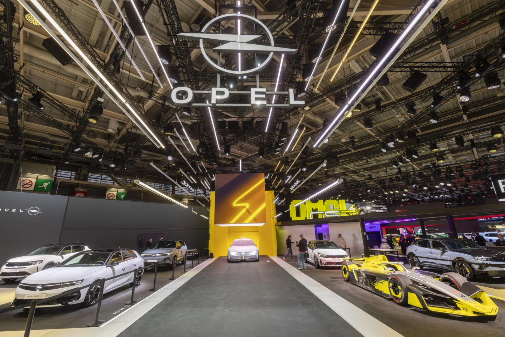 Opel v Paríži ukázal koncept STX a pretekársky GSE 27FE pre Formula E