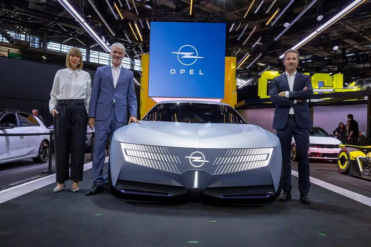 Opel v Paríži ukázal koncept STX a pretekársky GSE 27FE pre Formula E