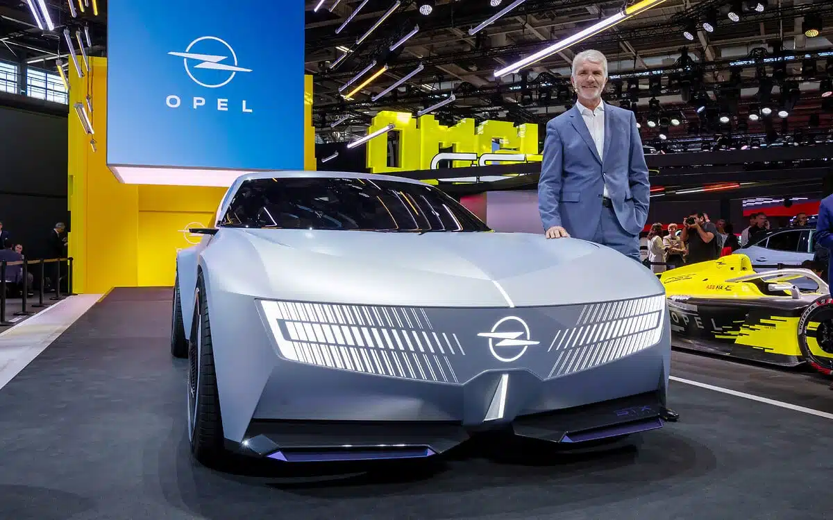 Opel v Paríži ukázal koncept STX a pretekársky GSE 27FE pre Formula E