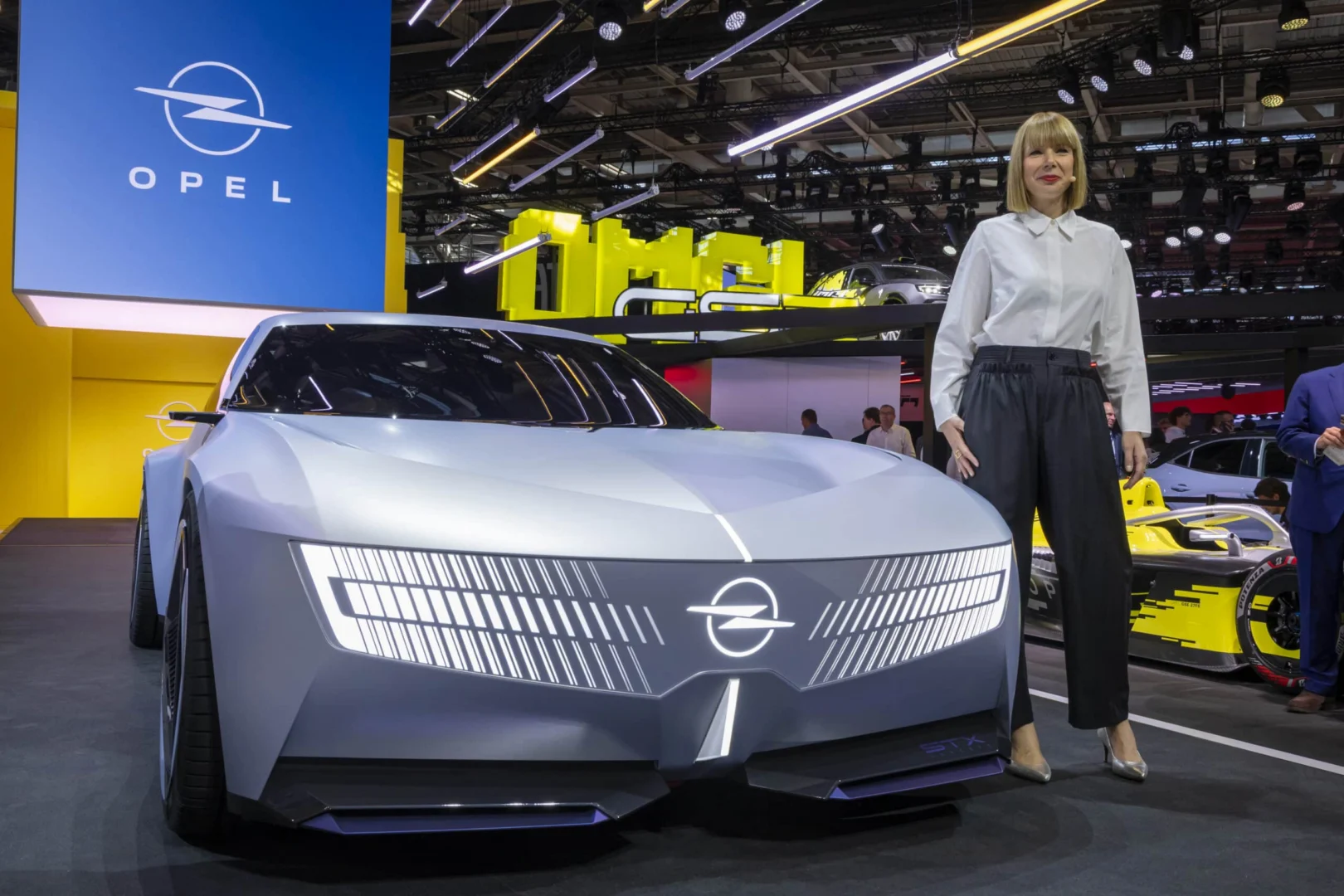 Opel v Paríži ukázal koncept STX a pretekársky GSE 27FE pre Formula E