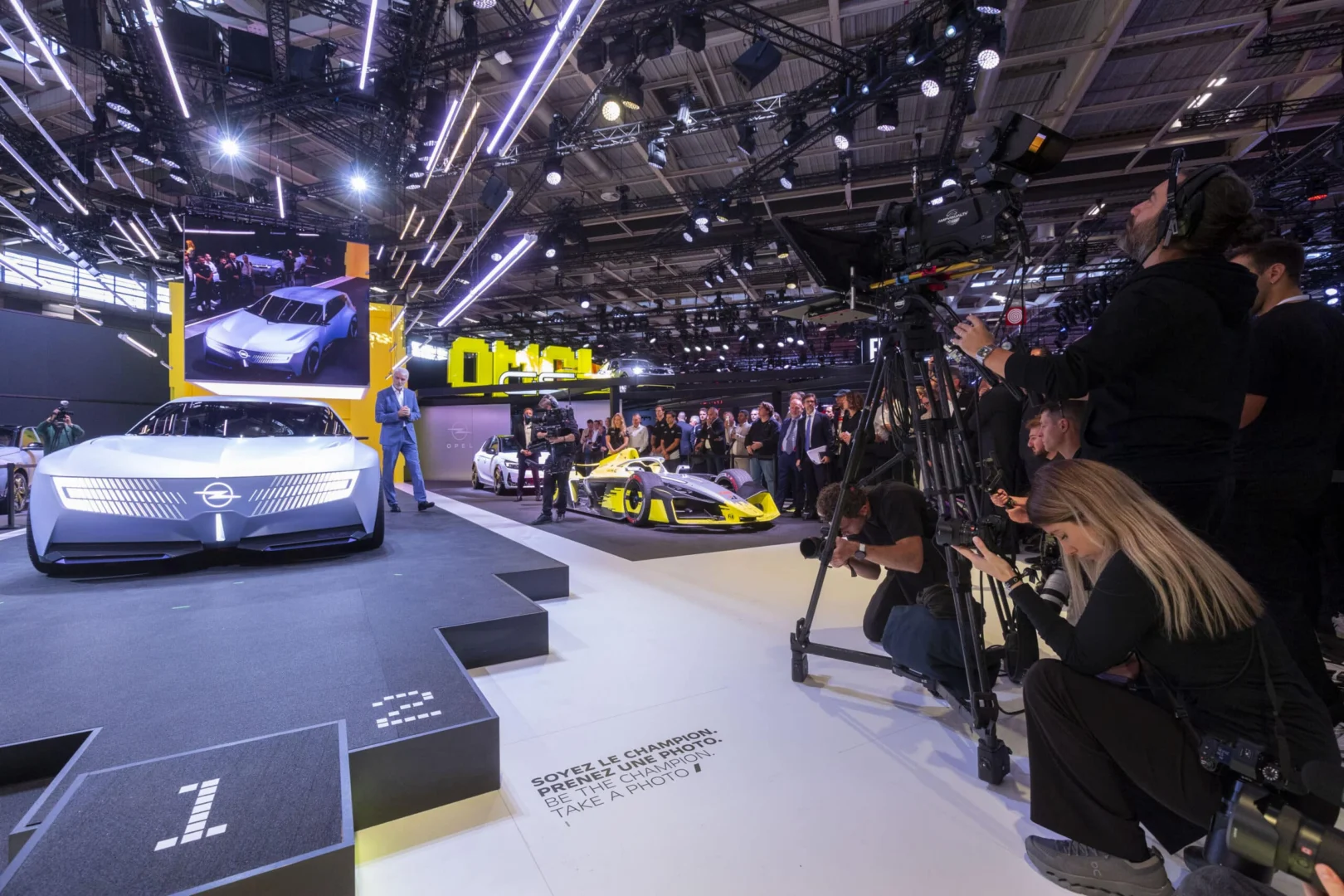 Opel v Paríži ukázal koncept STX a pretekársky GSE 27FE pre Formula E