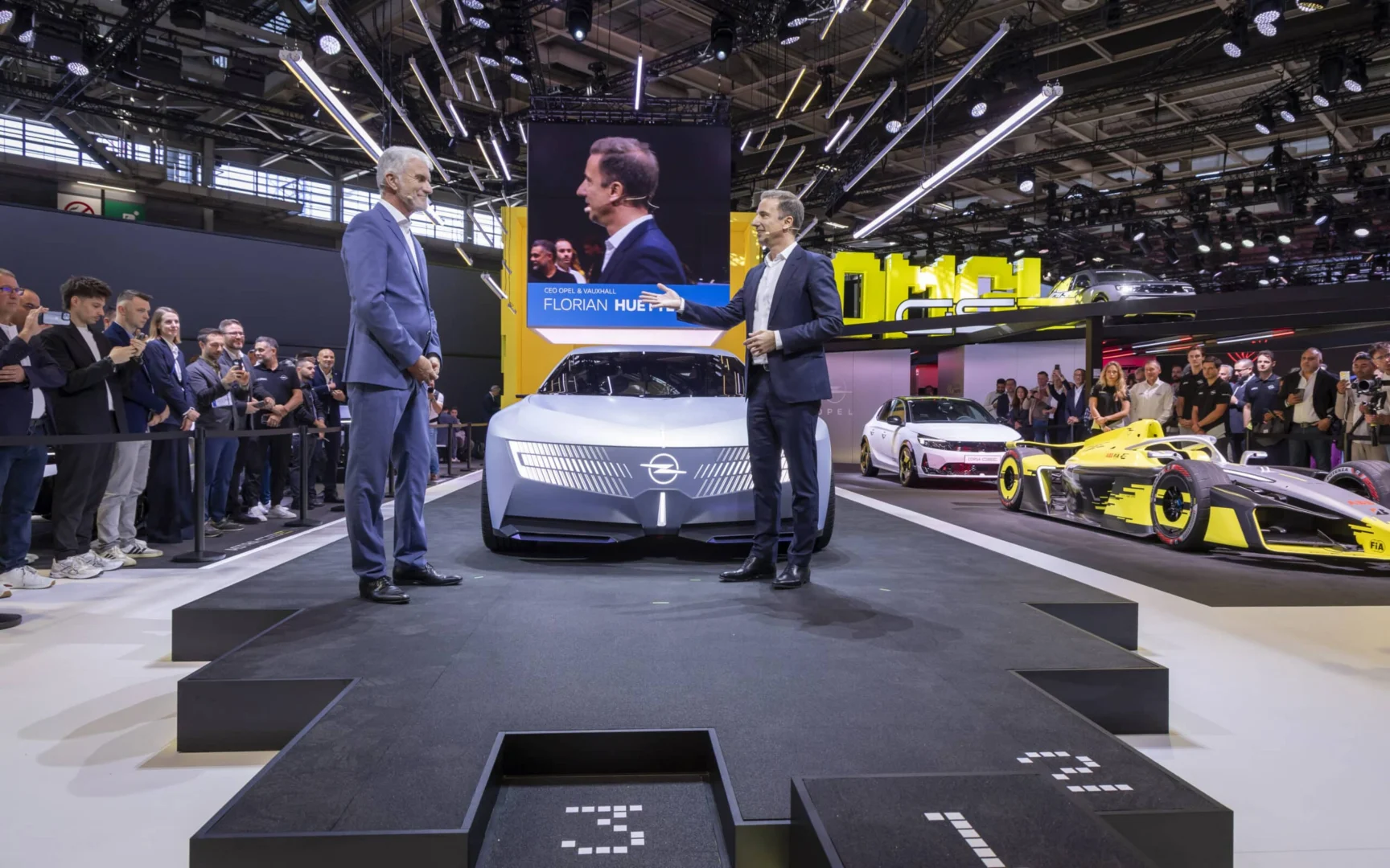 Opel v Paríži ukázal koncept STX a pretekársky GSE 27FE pre Formula E