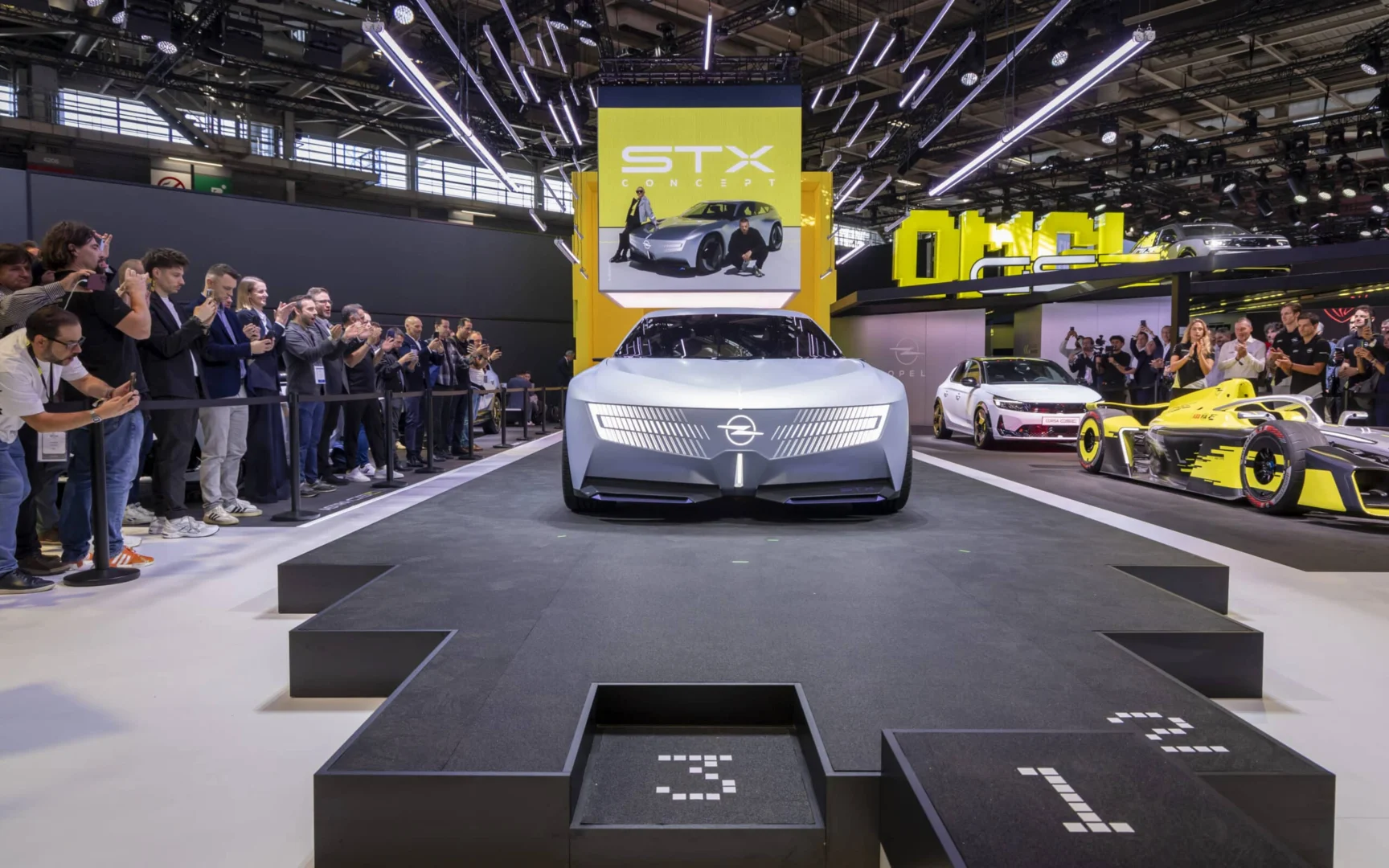 Opel v Paríži ukázal koncept STX a pretekársky GSE 27FE pre Formula E
