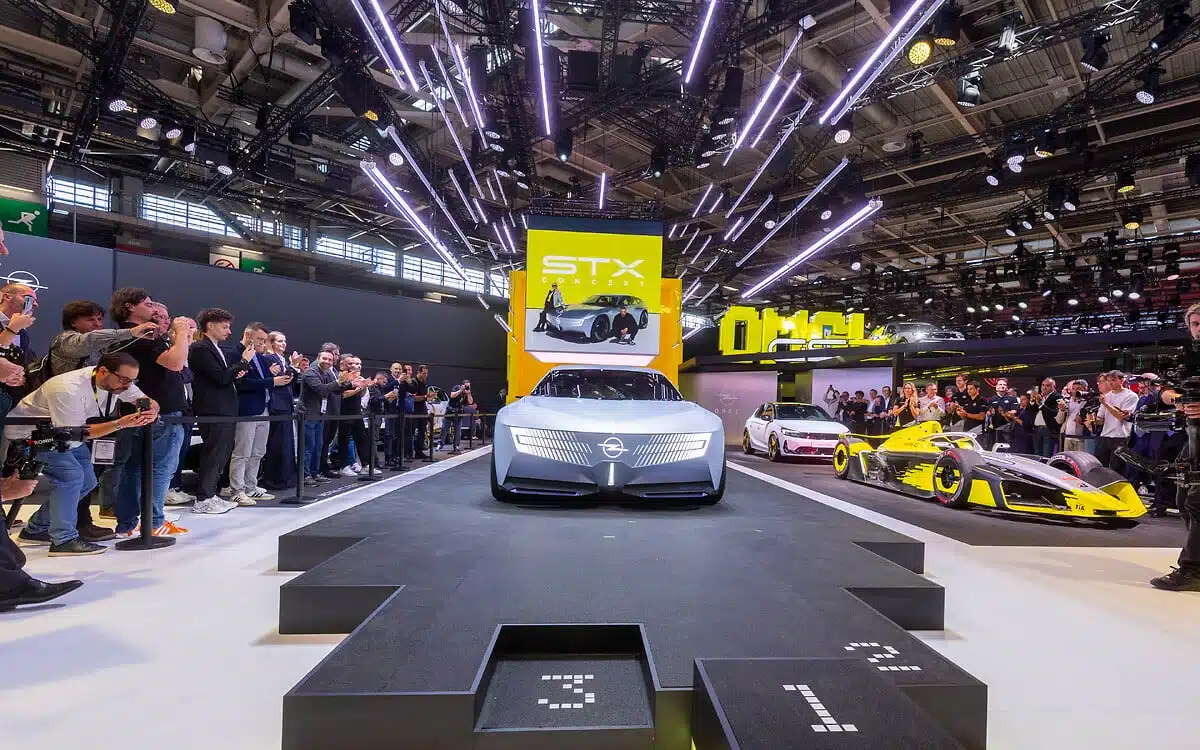 Opel v Paríži ukázal koncept STX a pretekársky GSE 27FE pre Formula E