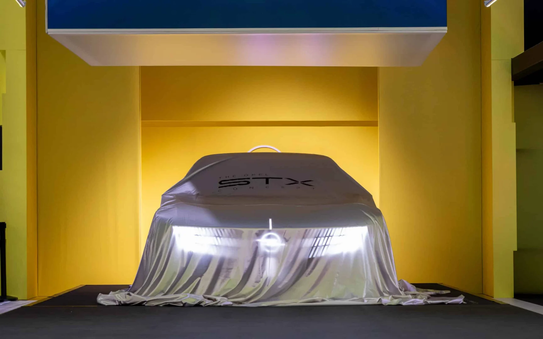 Opel v Paríži ukázal koncept STX a pretekársky GSE 27FE pre Formula E