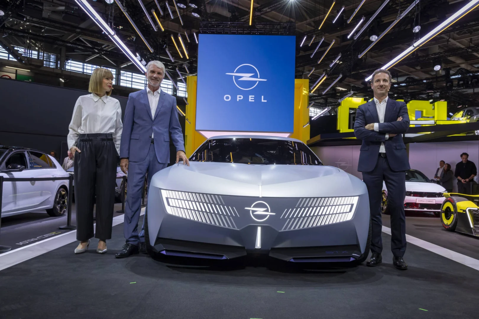 Opel v Paríži ukázal koncept STX a pretekársky GSE 27FE pre Formula E