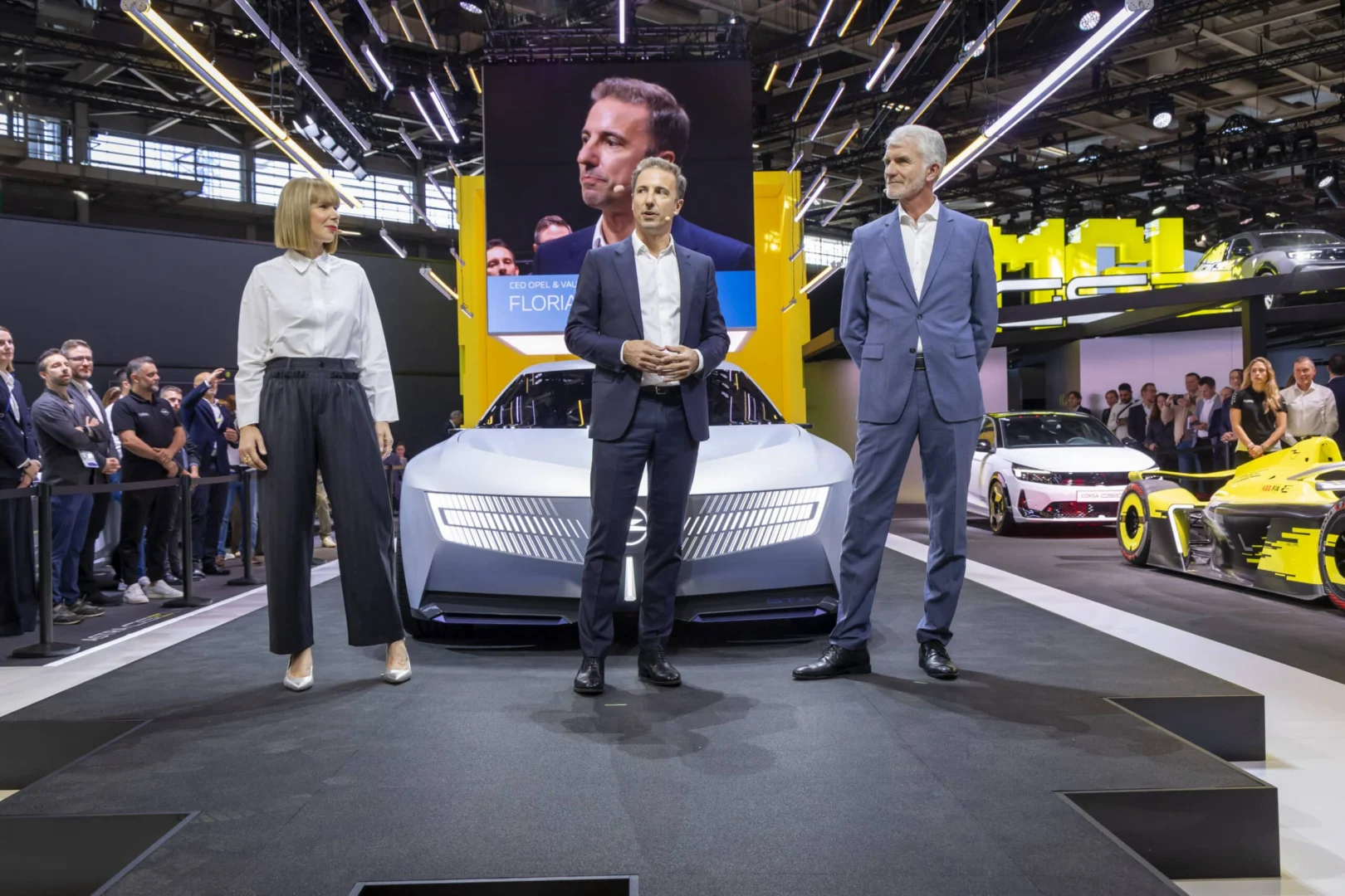 Opel v Paríži ukázal koncept STX a pretekársky GSE 27FE pre Formula E