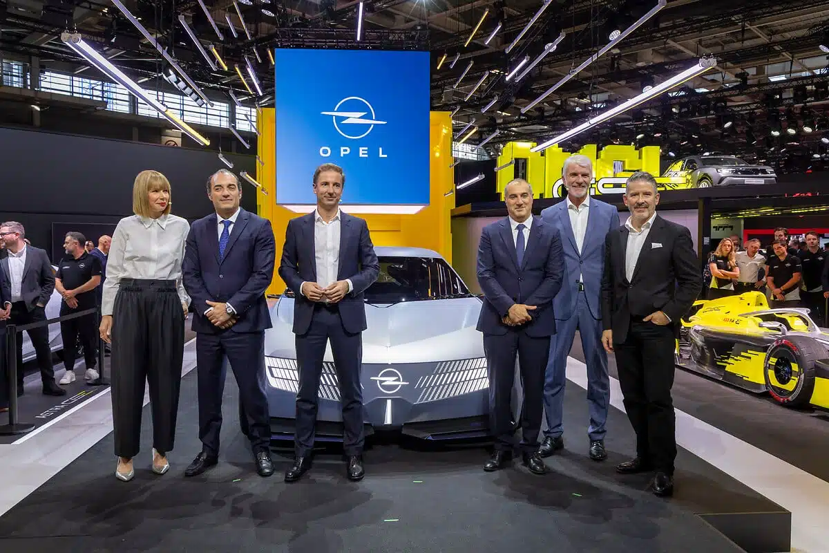 Opel v Paríži ukázal koncept STX a pretekársky GSE 27FE pre Formula E