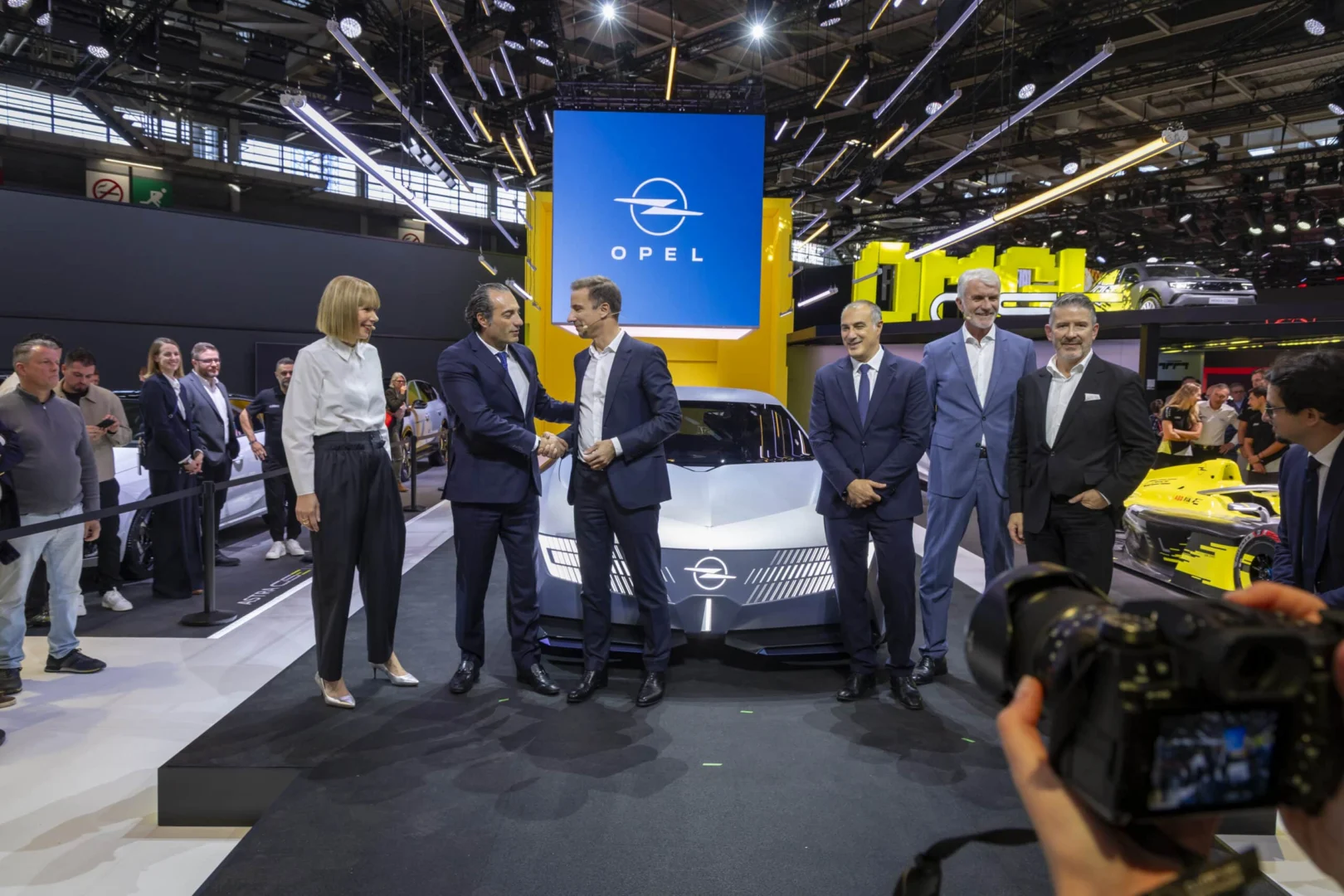 Opel v Paríži ukázal koncept STX a pretekársky GSE 27FE pre Formula E