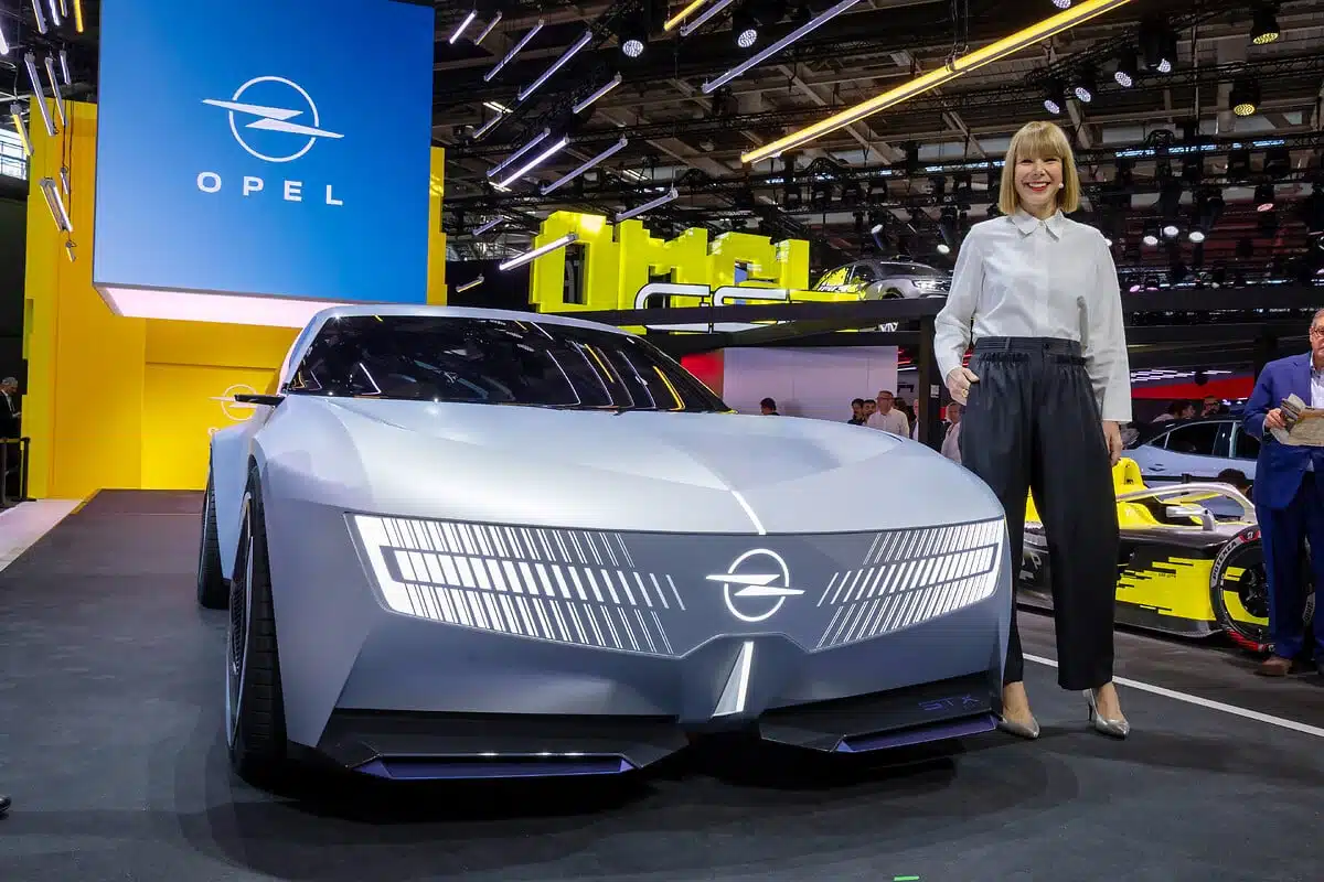 Opel v Paríži ukázal koncept STX a pretekársky GSE 27FE pre Formula E