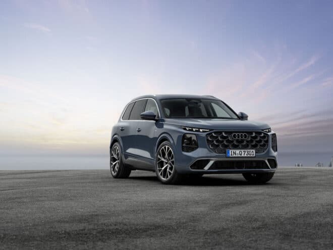 Audi Q7 SUV - Alopias blue metallic, static photo, exterior, three-quarter front view