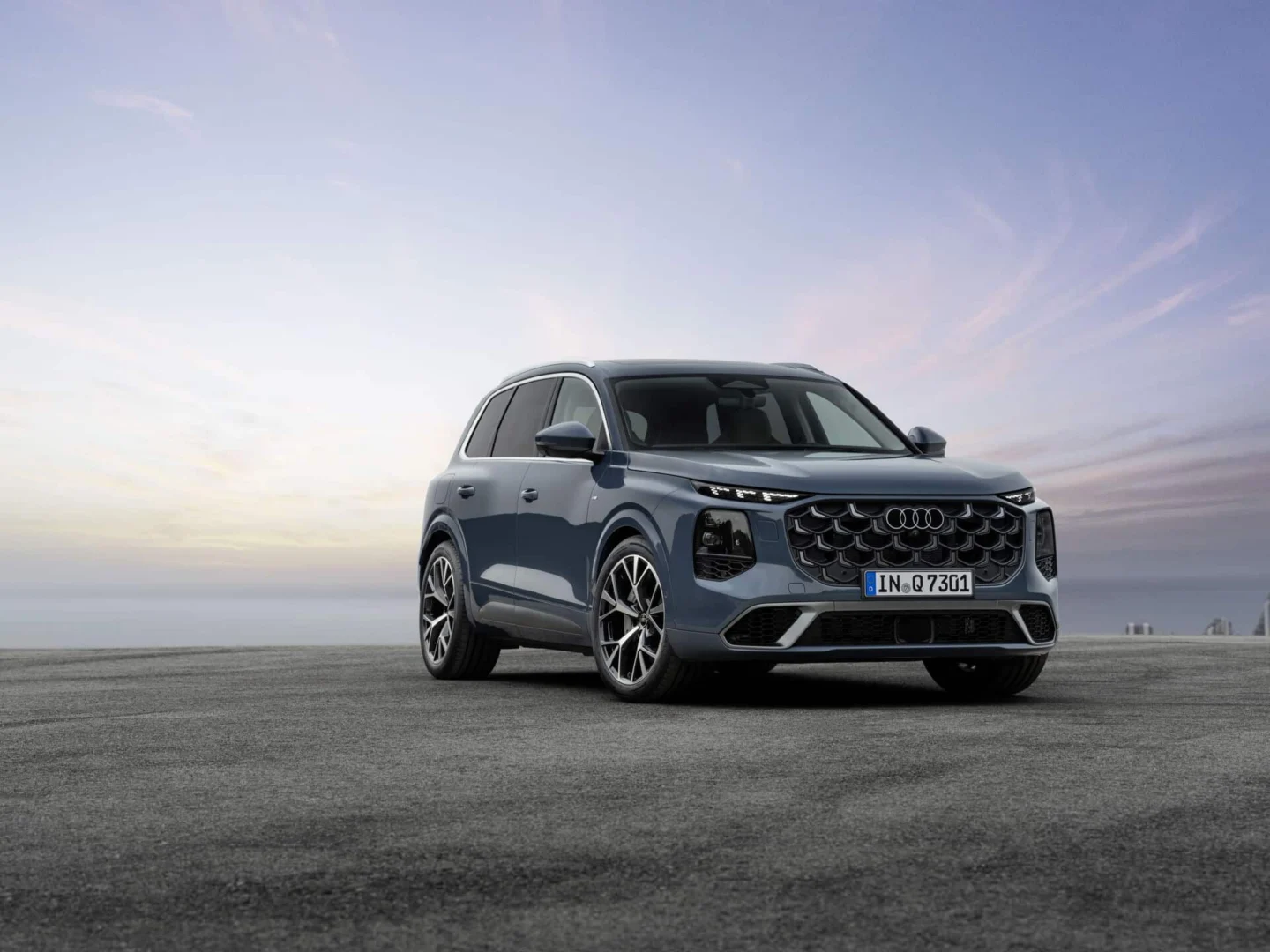 Audi Q7 SUV - Alopias blue metallic, static photo, exterior, three-quarter front view