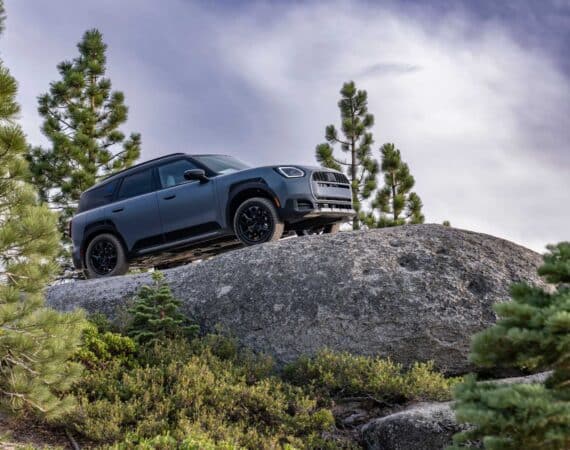 MINI Countryman Untamed Edition dostal zvýšený podvozok, celoročné pneumatiky a strešný stan