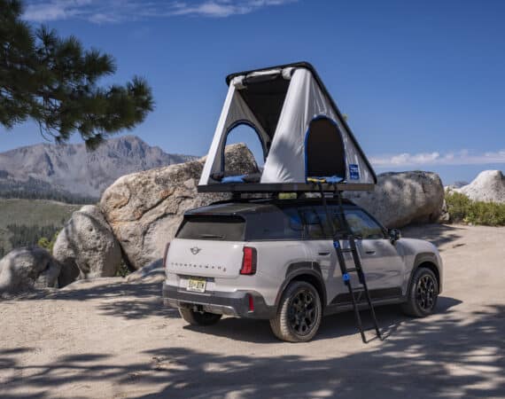 MINI Countryman Untamed Edition dostal zvýšený podvozok, celoročné pneumatiky a strešný stan