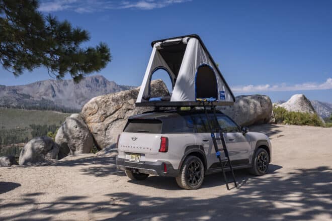 MINI Countryman Untamed Edition dostal zvýšený podvozok, celoročné pneumatiky a strešný stan