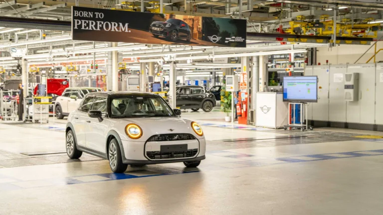 BMW Group presunula bez vodičov už milión vozidiel vo výrobných závodoch
