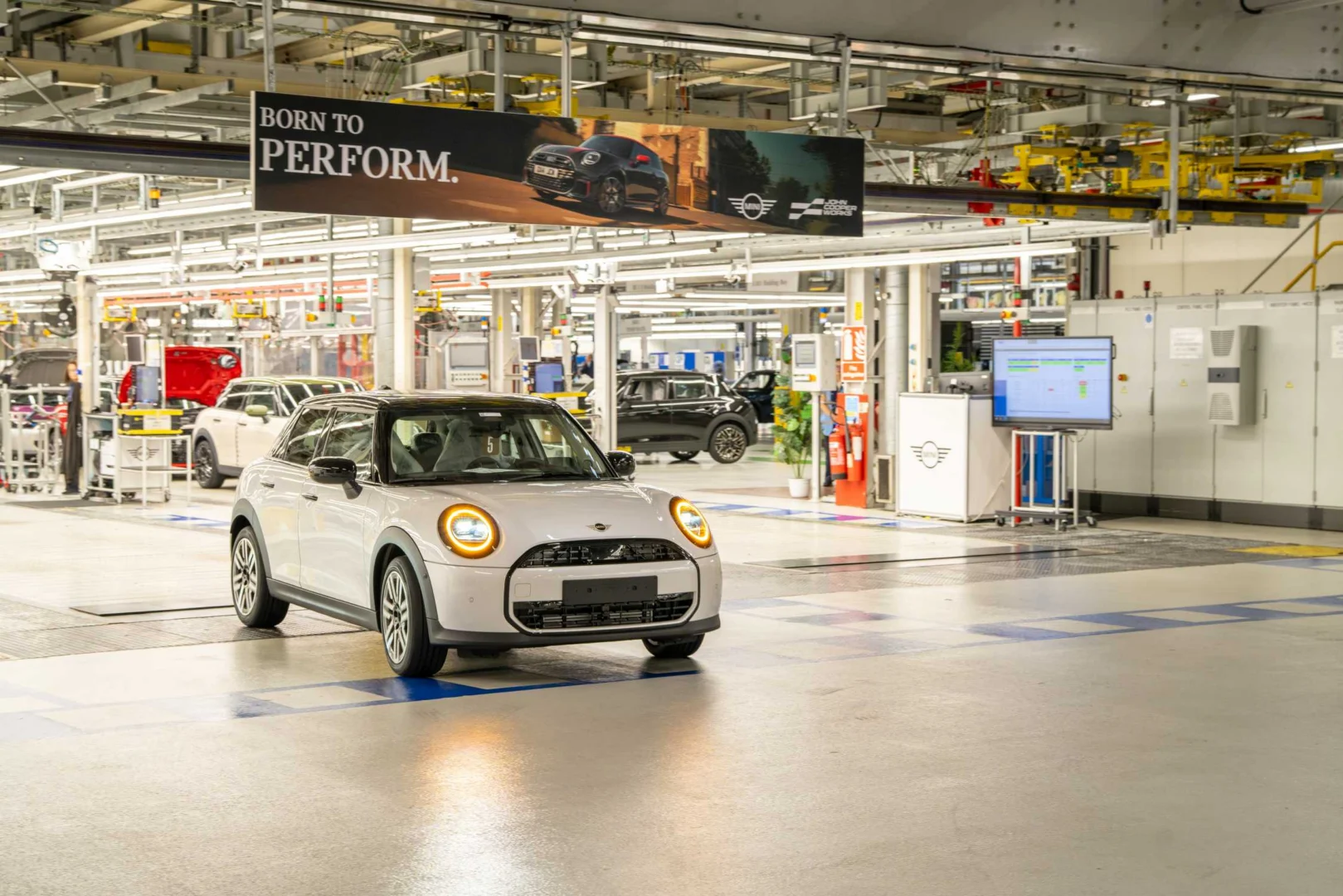 BMW Group presunula bez vodičov už milión vozidiel vo výrobných závodoch
