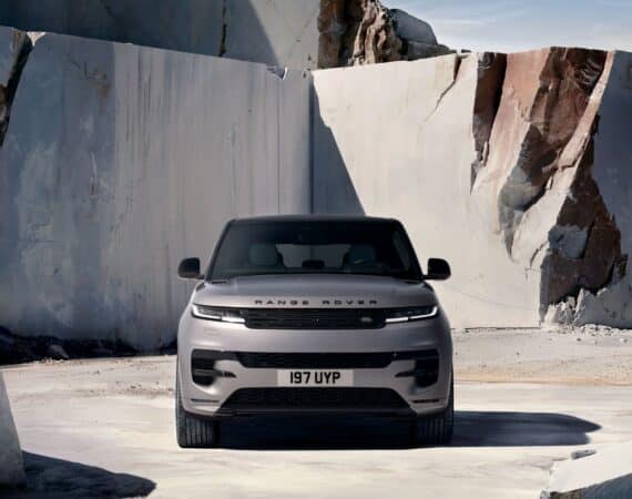 Range Rover Sport Electric prichádza s výkonom 550 koní, dojazdom 609 km a zrýchlením na 100 km/h za 4,5 sekundy