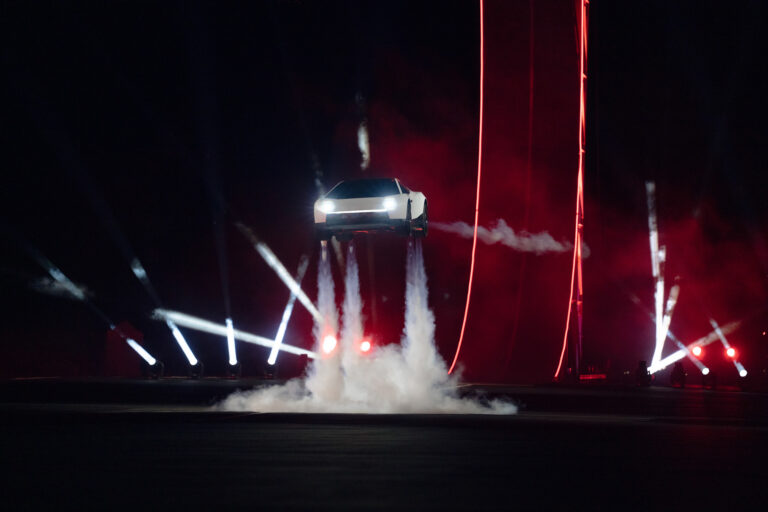 Tesla ukázala lietajúci Roadster
