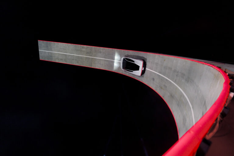 Tesla ukázala lietajúci Roadster