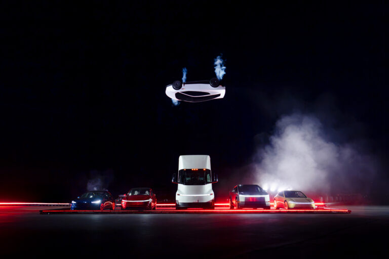 Tesla ukázala lietajúci Roadster
