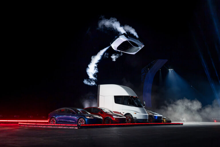 Tesla ukázala lietajúci Roadster