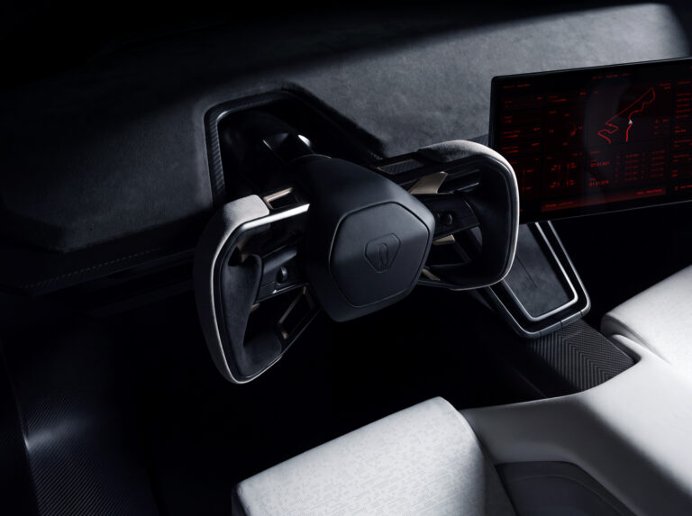 Tesla ukázala lietajúci Roadster