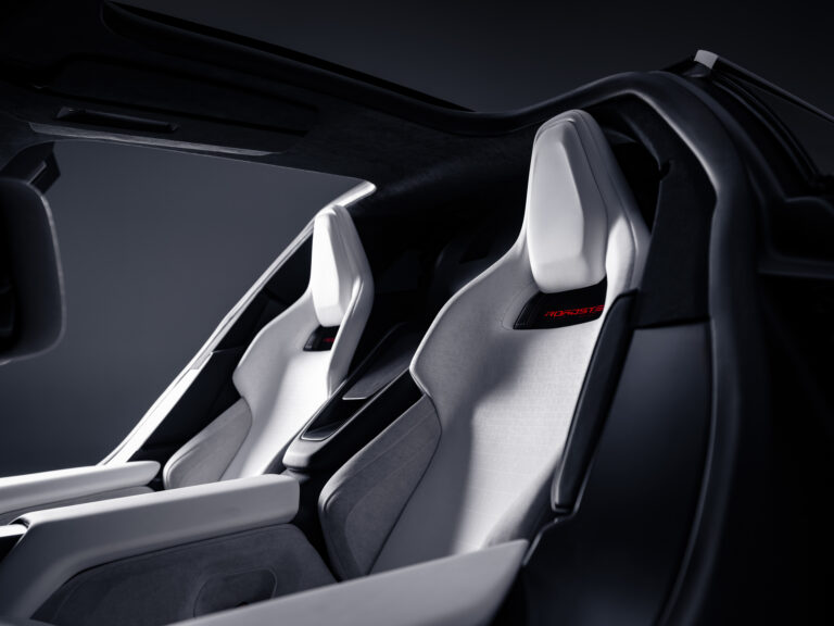 Tesla ukázala lietajúci Roadster