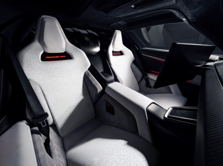Tesla ukázala lietajúci Roadster
