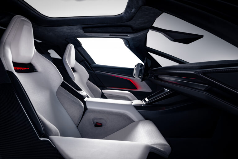Tesla ukázala lietajúci Roadster