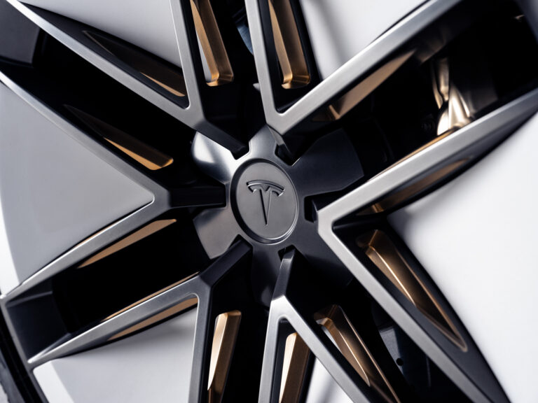 Tesla ukázala lietajúci Roadster