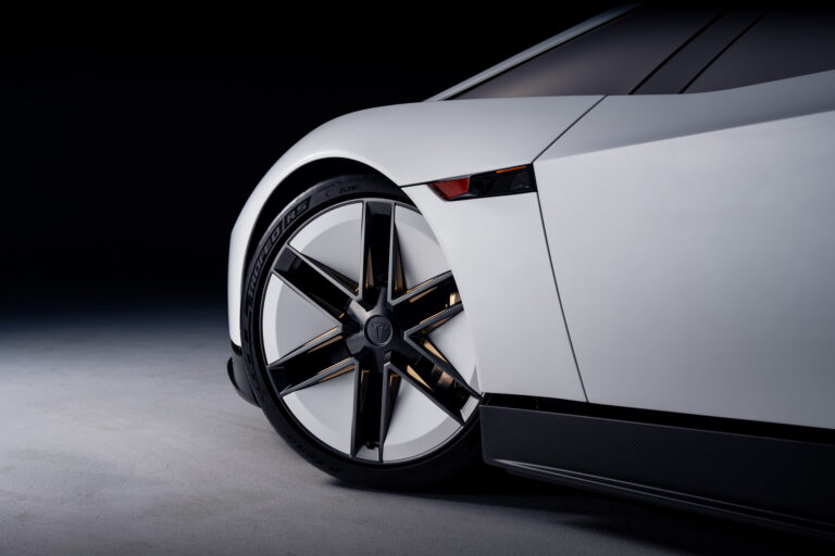 Tesla ukázala lietajúci Roadster