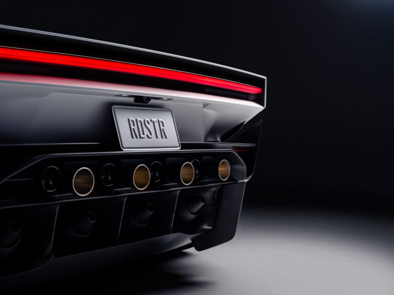 Tesla ukázala lietajúci Roadster