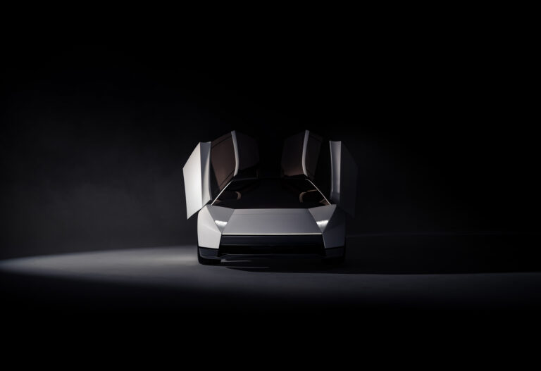 Tesla ukázala lietajúci Roadster