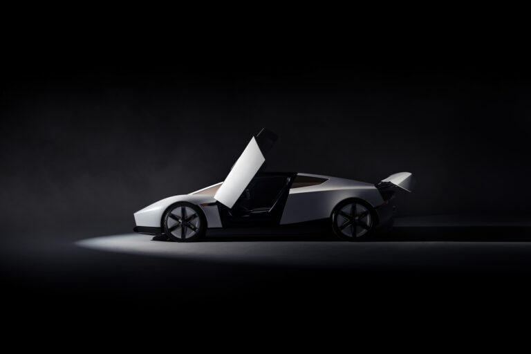 Tesla ukázala lietajúci Roadster