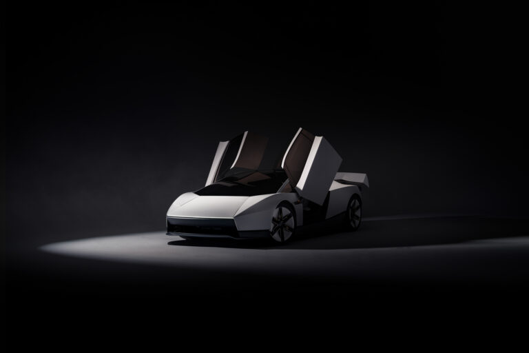Tesla ukázala lietajúci Roadster