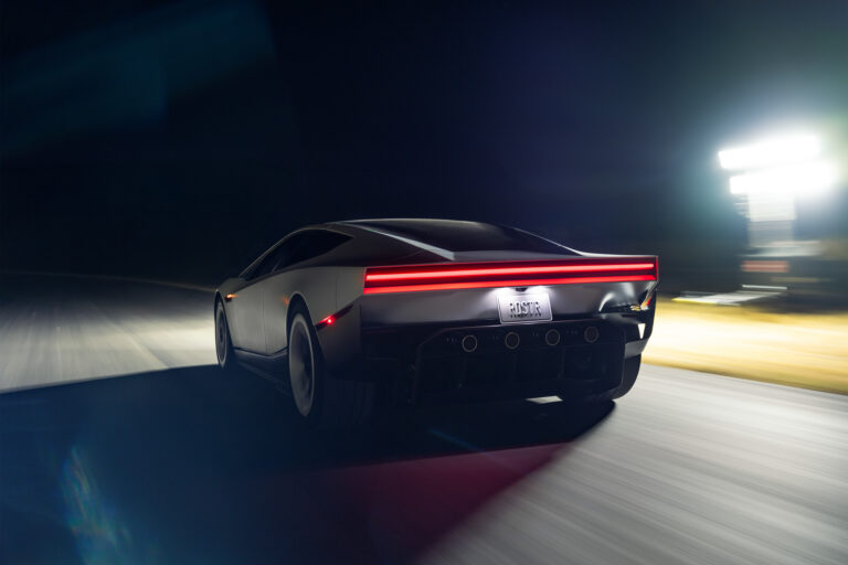 Tesla ukázala lietajúci Roadster