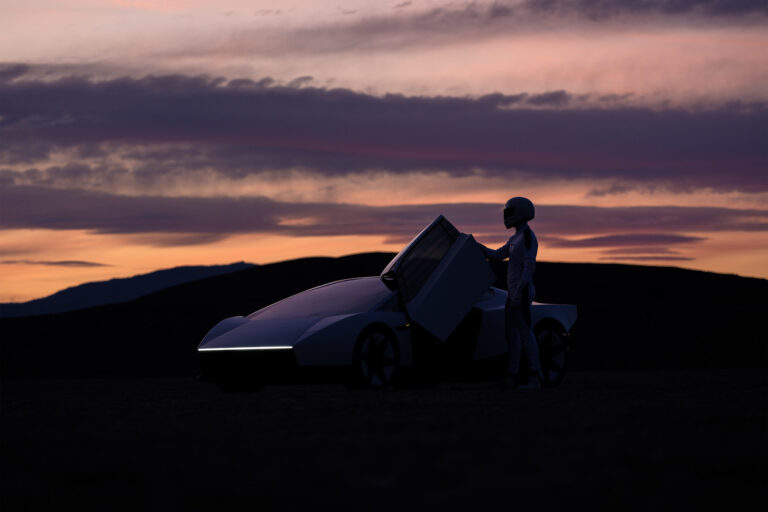 Tesla ukázala lietajúci Roadster