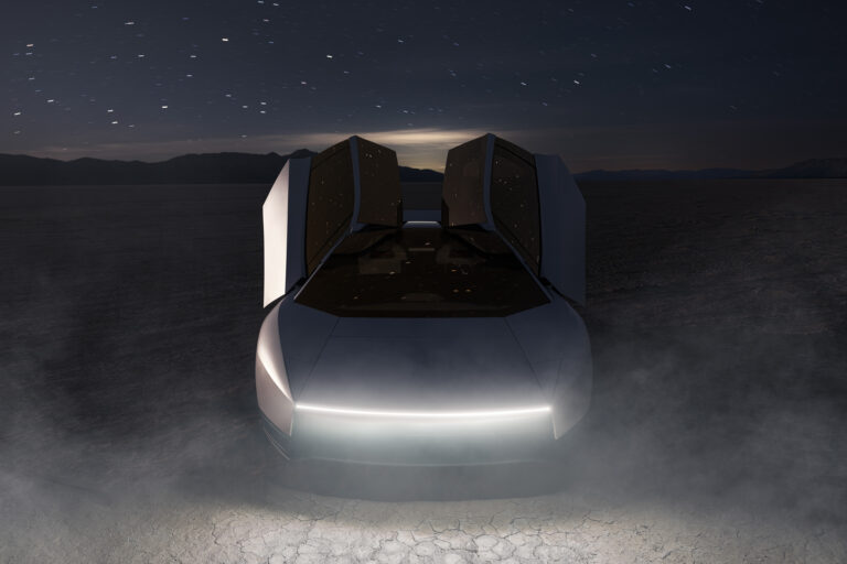 Tesla ukázala lietajúci Roadster