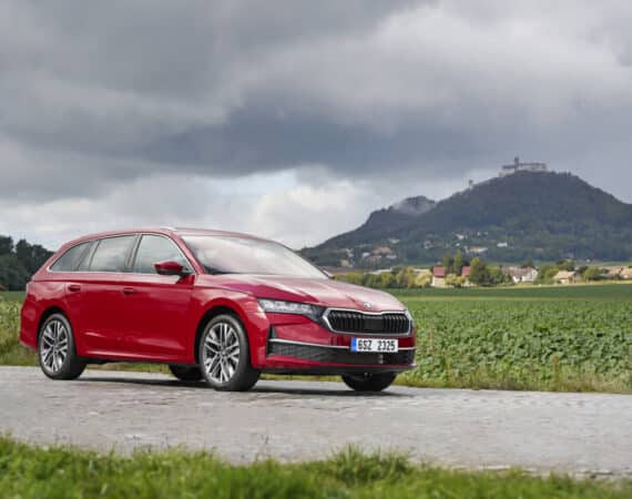 Škoda Octavia dostáva full hybrid: dve verzie, dve karosérie a dojazd na elektrinu na krátke vzdialenosti